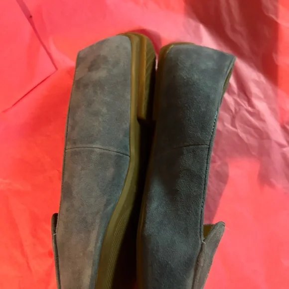 Talbots Women’s size 6.6 Light Blue Suede Loafers with Bee Design never worn - Picture 6 of 11